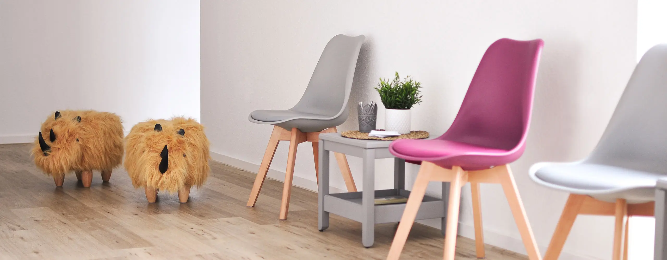 Heller Flur mit Behandlungsräumen in der Physiotherapiepraxis Gelenkich.