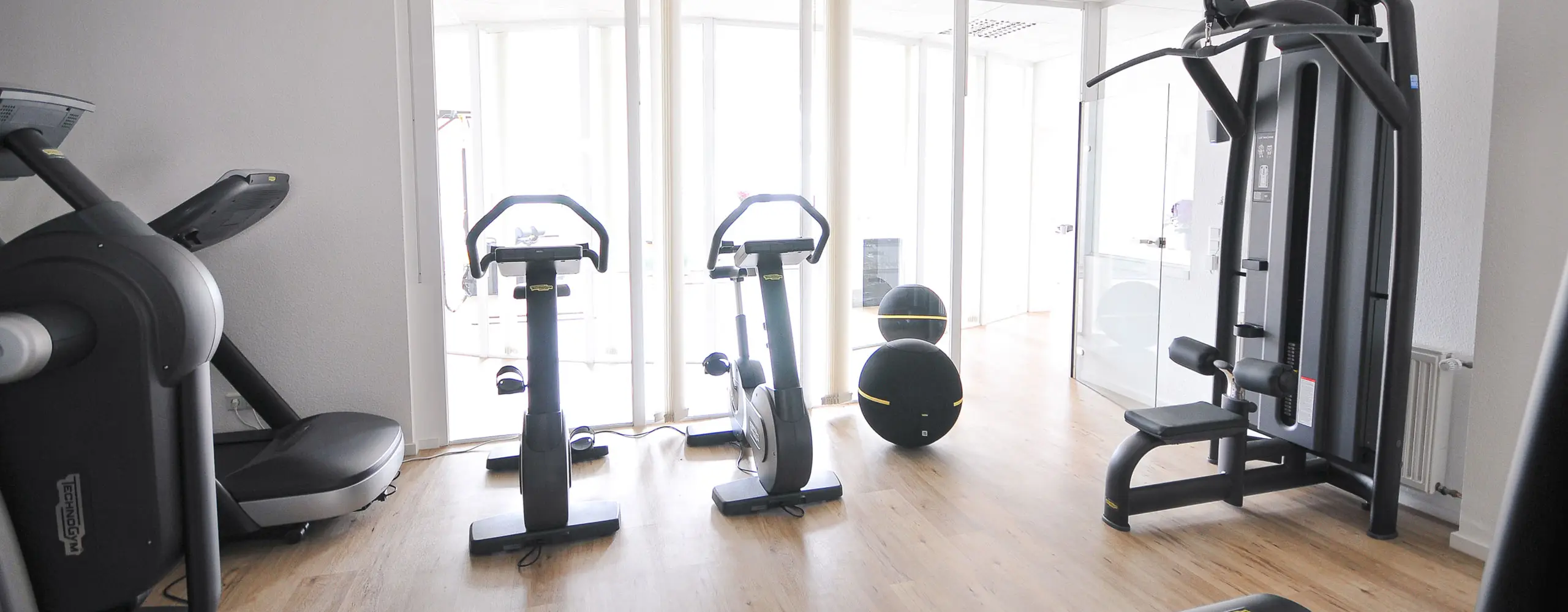 Trainingsbereich mit modernen Fitness- und Therapiegeräten in der Praxis Gelenkich.