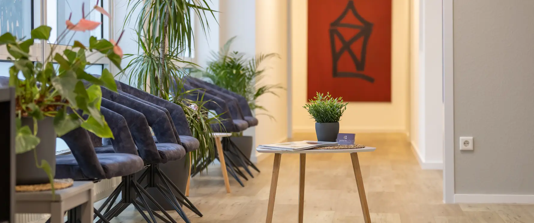 Heller Praxisflur mit Behandlungsräumen und Trainingsbereich in der Physiotherapiepraxis Gelenkich.