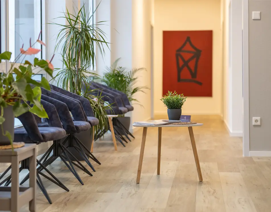 Heller Praxisflur mit Behandlungsräumen und Trainingsbereich in der Physiotherapiepraxis Gelenkich.