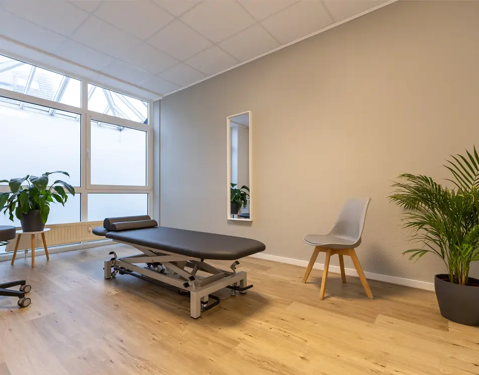 Heller Praxisflur mit Behandlungsräumen und Trainingsbereich in der Physiotherapiepraxis Gelenkich.