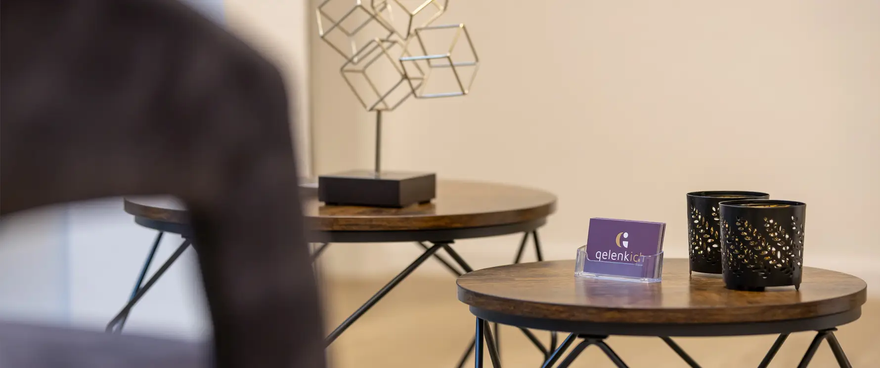 Heller Praxisflur mit Behandlungsräumen und Trainingsbereich in der Physiotherapiepraxis Gelenkich.